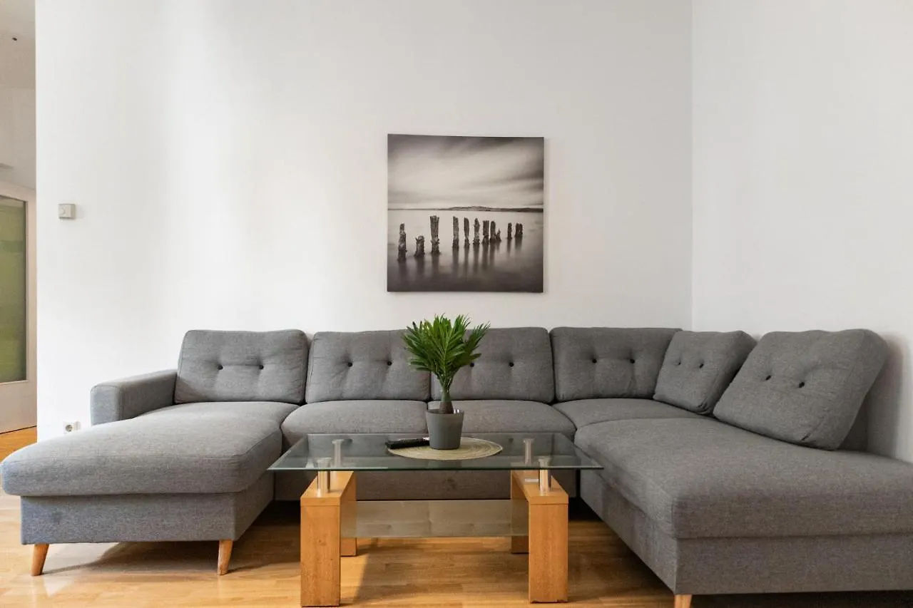 Welcoming 3Br Budget Apt. Well Connected Wiedeń