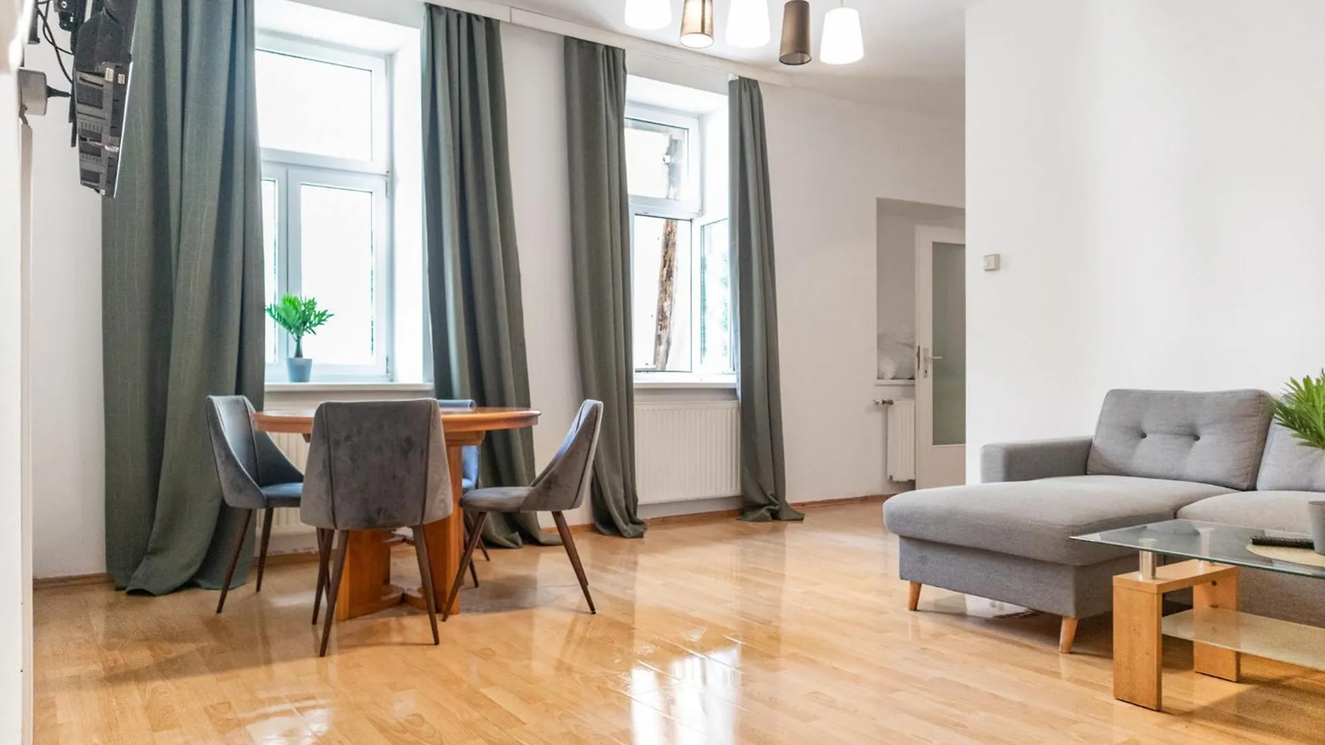 Welcoming 3Br Budget Apt. Well Connected Wiedeń